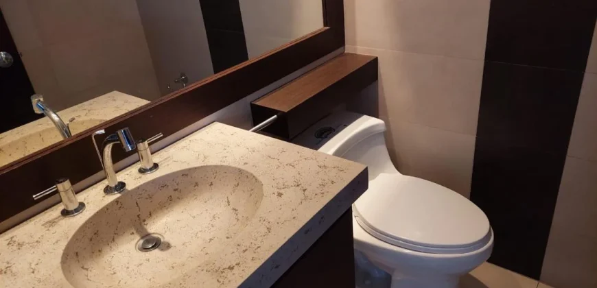 Rento Departamento, Amoblado, Tres Dormitorios, Parqueaderos. Sector la Carolina