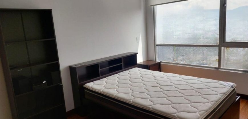 Rento Departamento, Amoblado, Tres Dormitorios, Parqueaderos. Sector la Carolina