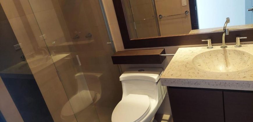 Rento Departamento, Amoblado, Tres Dormitorios, Parqueaderos. Sector la Carolina