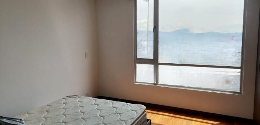 Rento Departamento, Amoblado, Tres Dormitorios, Parqueaderos. Sector la Carolina