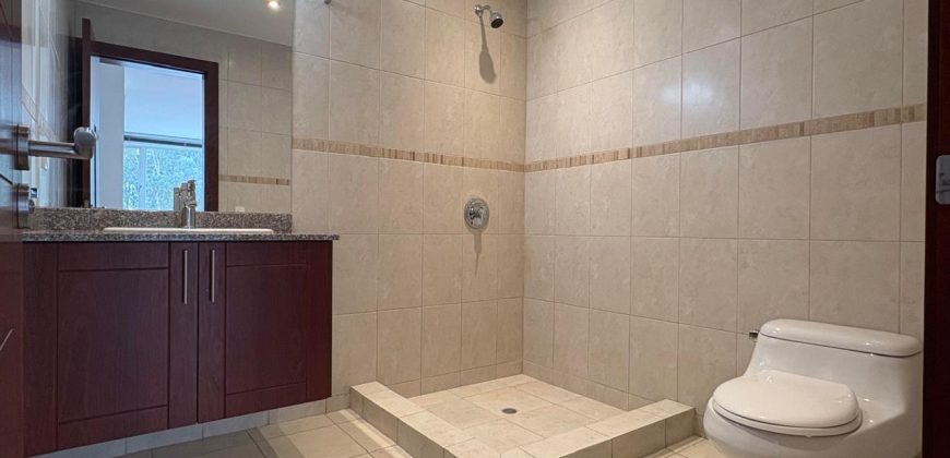 Vendo Departamento, Tres Dormitorios, Sala Tv, Parqueaderos, Bodega. Sector El Batán