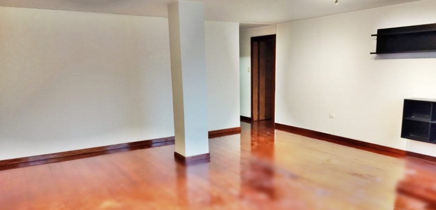 Vendo Departamento, Dos Dormitorios, Parqueadero, Bodega. Sector La Floresta