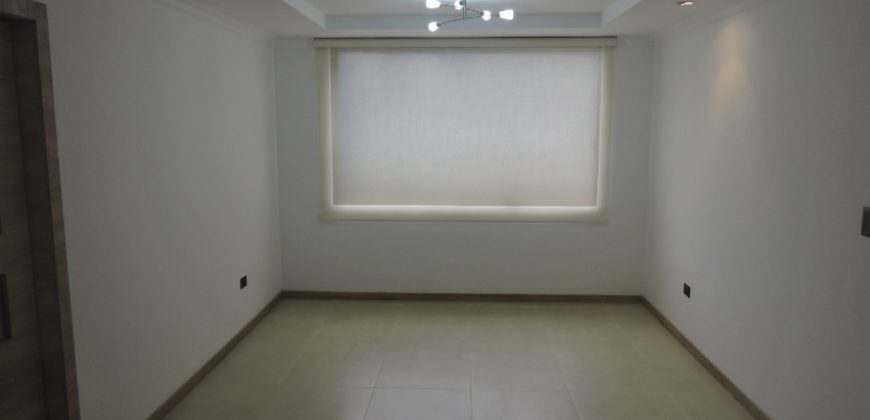 Vendo Departamento, Tres Dormitorios, Parqueaderos. Sector Bossano