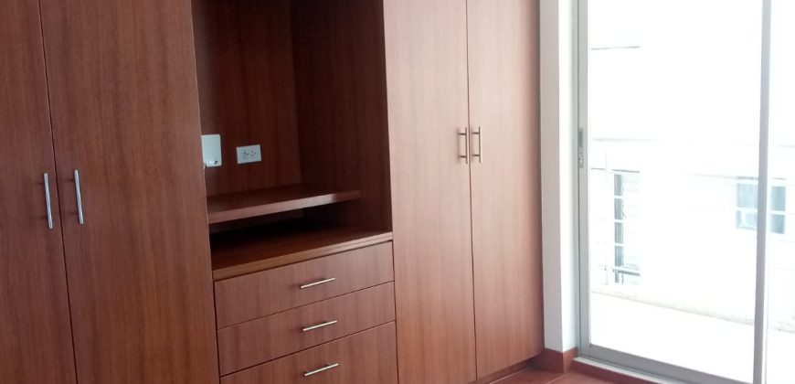 Rento Departamento, Tres Dormitorios, Sin Amoblar, Parqueadero, Bodega. Sector Quicentro