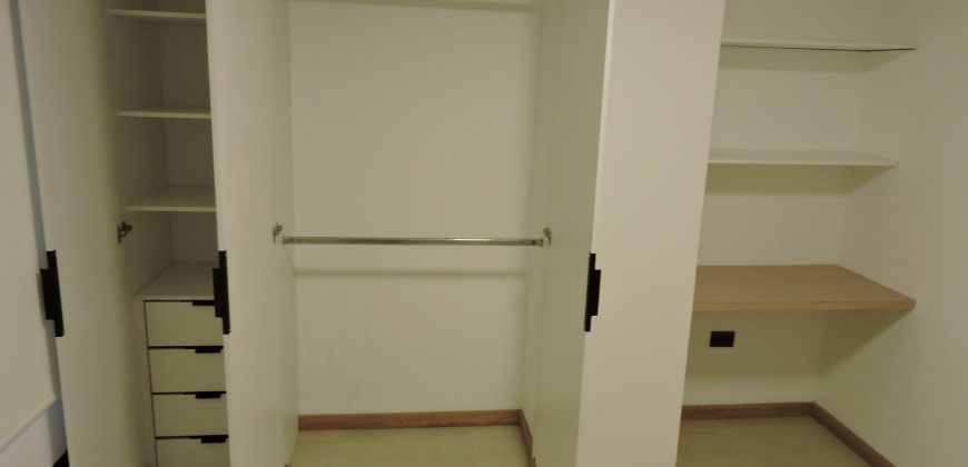 Vendo Departamento, Tres Dormitorios, Parqueaderos. Sector Bossano