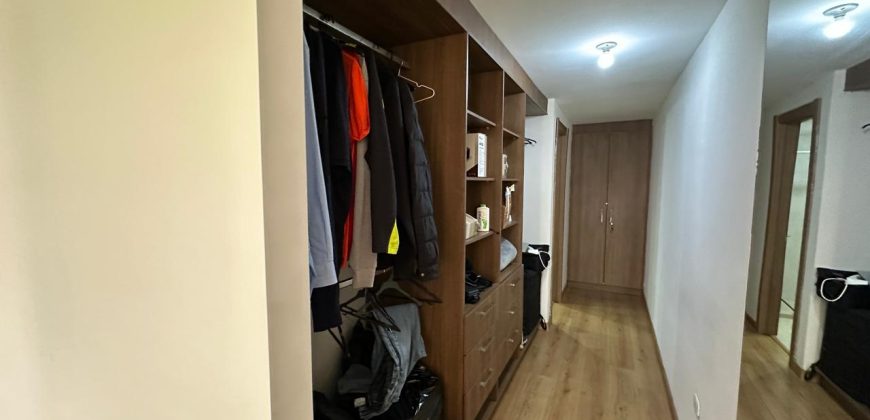 Vendo Suite, Amoblada, Un Dormitorio, Parqueadero, Balcón. Sector Los Granados