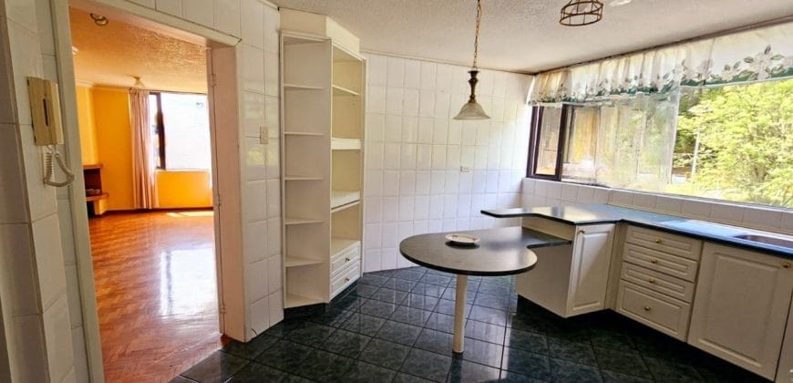 Rento Departamento, Dos Dormitorios, Parqueadero. Sector El Batán