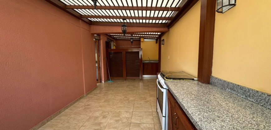 Vendo Departamento, Tres Dormitorios, Terraza Cubierta, Parqueaderos, Bodega. Sector Granados