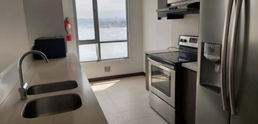 Rento Departamento, Amoblado, Tres Dormitorios, Parqueaderos. Sector la Carolina