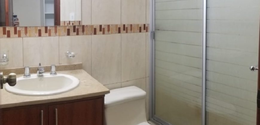 Rento Departamento, Tres Dormitorios, Sin Amoblar, Parqueadero. Sector Bosmediano