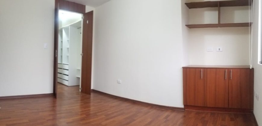 Rento Departamento, Tres Dormitorios, Sin Amoblar, Parqueadero. Sector Bosmediano