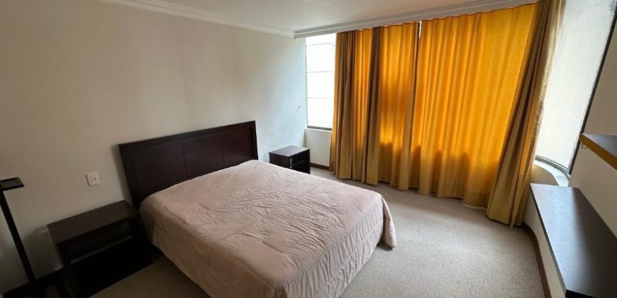 Vendo Departamento, Tres Dormitorios, Sin Amoblar, Parqueaderos, Bodega. Sector la Carolina