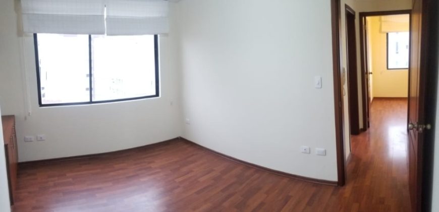 Rento Departamento, Tres Dormitorios, Sin Amoblar, Parqueadero. Sector Bosmediano