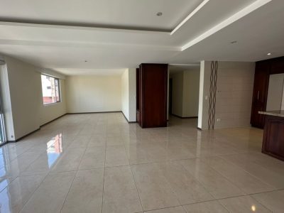 Vendo Departamento, Tres Dormitorios, Terraza Cubierta, Parqueaderos, Bodega. Sector Granados