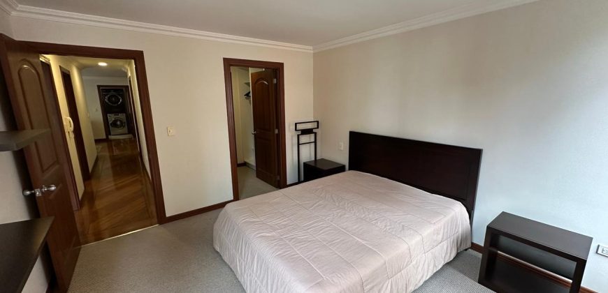 Vendo Departamento, Tres Dormitorios, Sin Amoblar, Parqueaderos, Bodega. Sector la Carolina