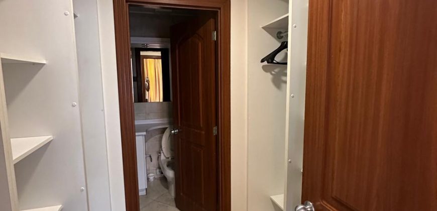 Vendo Departamento, Tres Dormitorios, Sin Amoblar, Parqueaderos, Bodega. Sector la Carolina