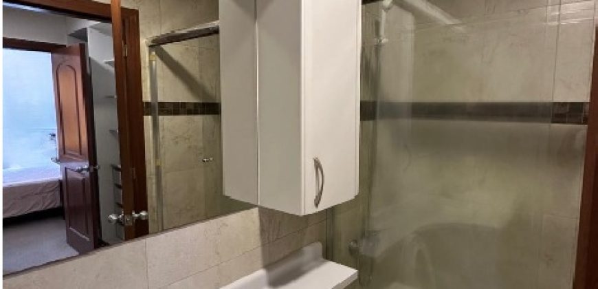 Vendo Departamento, Tres Dormitorios, Sin Amoblar, Parqueaderos, Bodega. Sector la Carolina