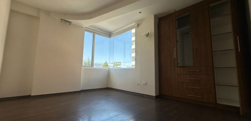 Vendo Departamento, Tres Dormitorios, Terraza Cubierta, Parqueaderos, Bodega. Sector Granados