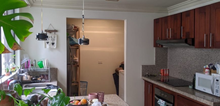 Vendo Suite, Un Dormitorio, Sin Amoblar, Parqueadero. Sector La Carolina