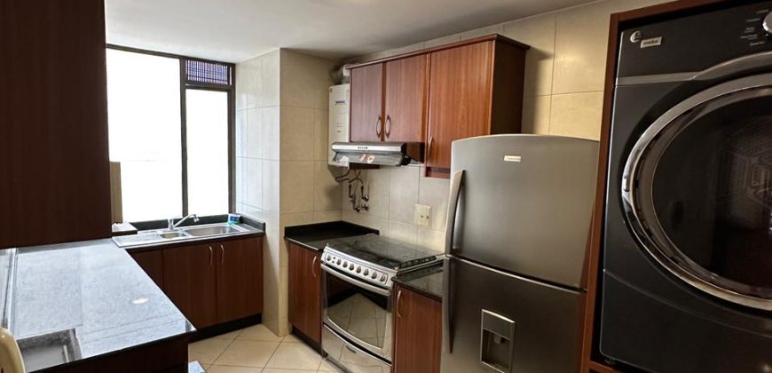 Vendo Departamento, Tres Dormitorios, Sin Amoblar, Parqueaderos, Bodega. Sector la Carolina