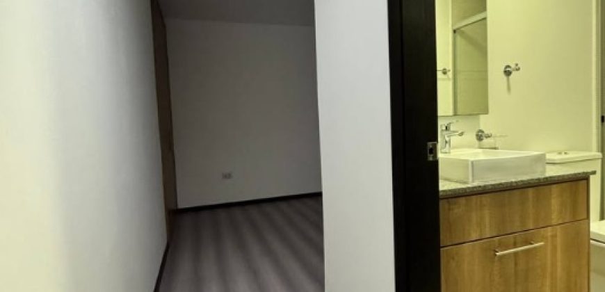 Vendo Departamento, Dos Dormitorios, Sin Amoblar, Parqueadero, Bodega. Sector La Carolina