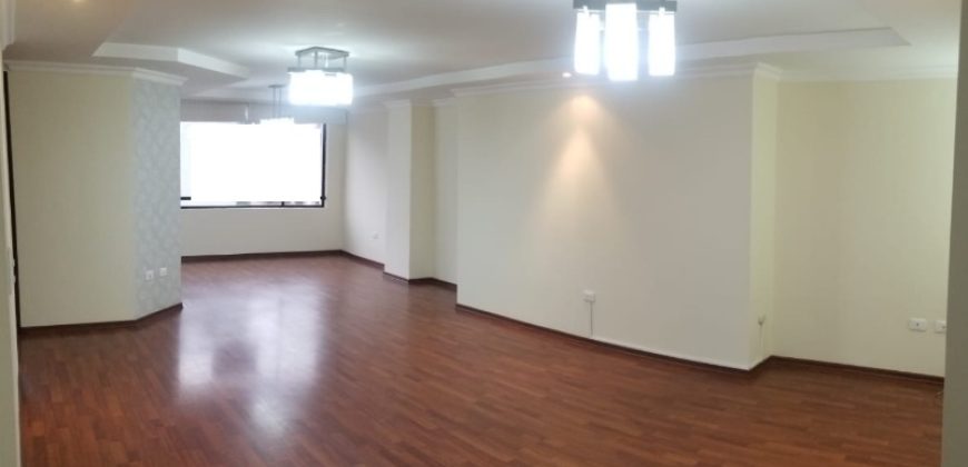 Rento Departamento, Tres Dormitorios, Sin Amoblar, Parqueadero. Sector Bosmediano