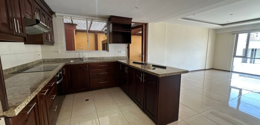 Vendo Departamento, Tres Dormitorios, Terraza Cubierta, Parqueaderos, Bodega. Sector Granados