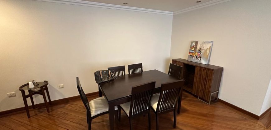 Vendo Departamento, Tres Dormitorios, Sin Amoblar, Parqueaderos, Bodega. Sector la Carolina