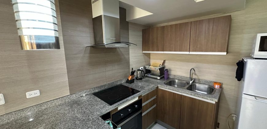 Vendo Suite, Amoblada, Un Dormitorio, Parqueadero, Balcón. Sector Los Granados