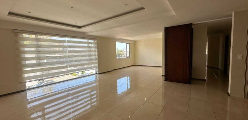 Vendo Departamento, Tres Dormitorios, Terraza Cubierta, Parqueaderos, Bodega. Sector Granados