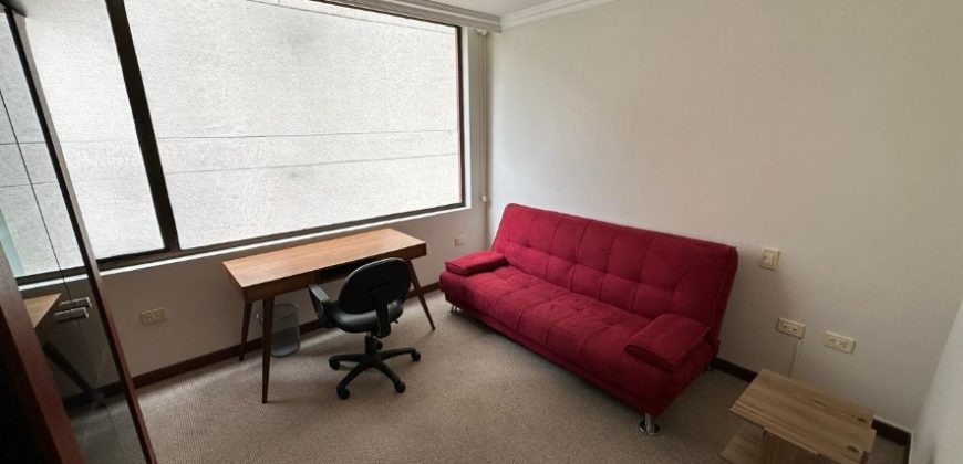 Vendo Departamento, Tres Dormitorios, Sin Amoblar, Parqueaderos, Bodega. Sector la Carolina