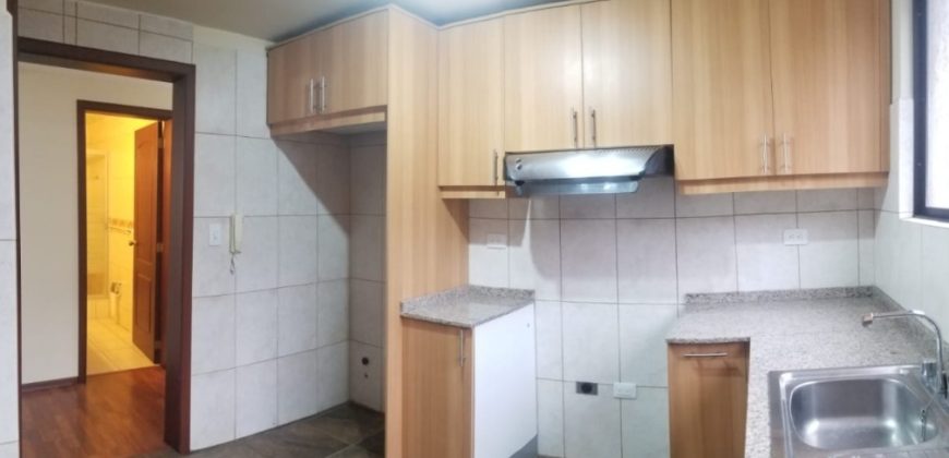 Rento Departamento, Tres Dormitorios, Sin Amoblar, Parqueadero. Sector Bosmediano