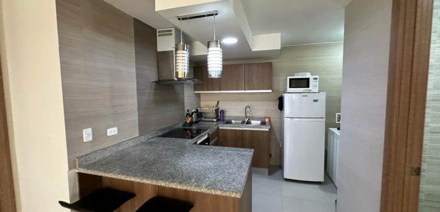 Vendo Suite, Amoblada, Un Dormitorio, Parqueadero, Balcón. Sector Los Granados