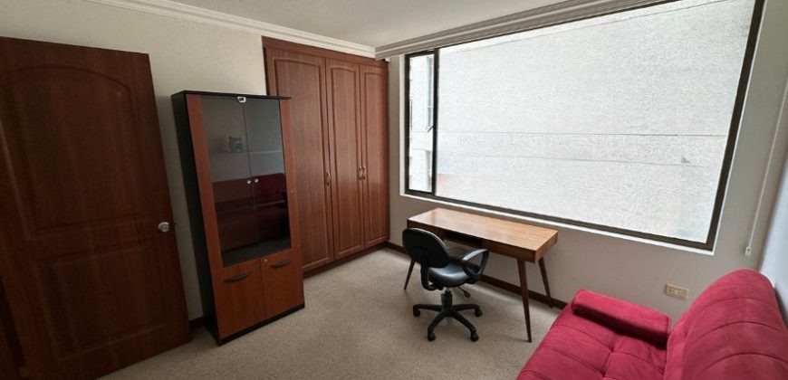 Vendo Departamento, Tres Dormitorios, Sin Amoblar, Parqueaderos, Bodega. Sector la Carolina