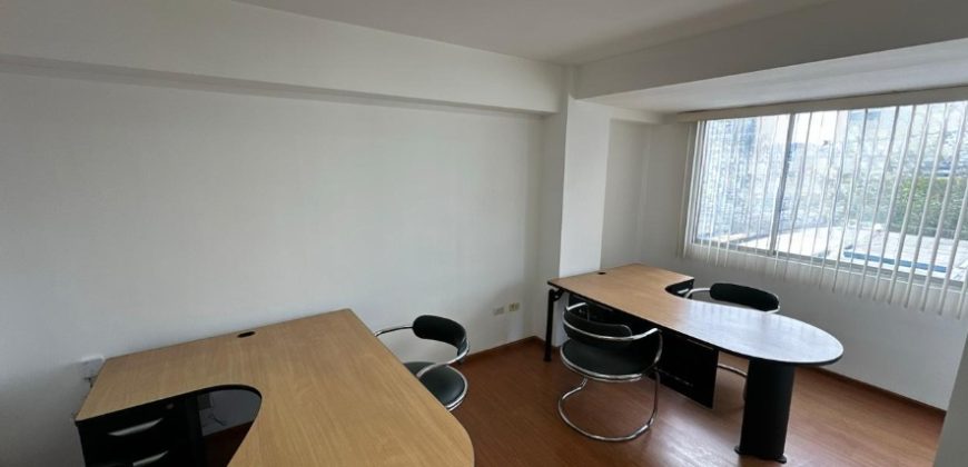 Rento Oficina, Amoblada, Parqueadero. Sector La Carolina