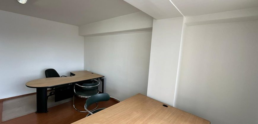 Rento Oficina, Amoblada, Parqueadero. Sector La Carolina