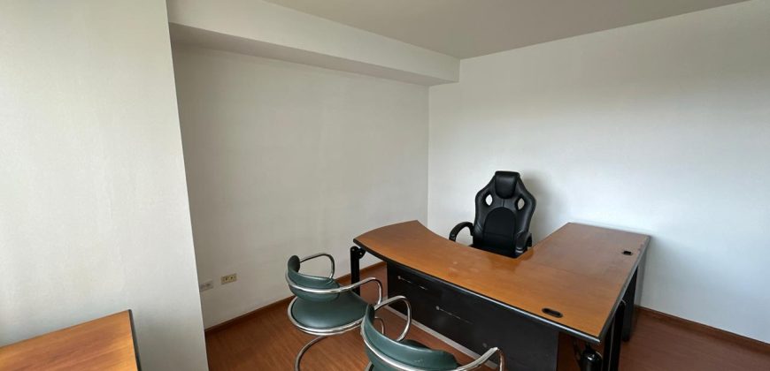 Rento Oficina, Amoblada, Parqueadero. Sector La Carolina