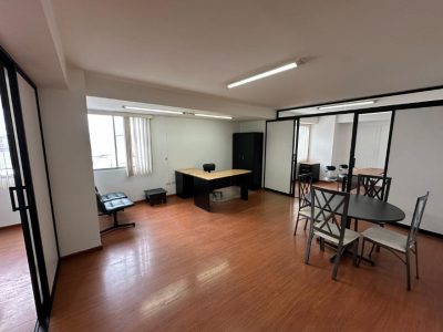 Rento Oficina, Amoblada, Parqueadero. Sector La Carolina