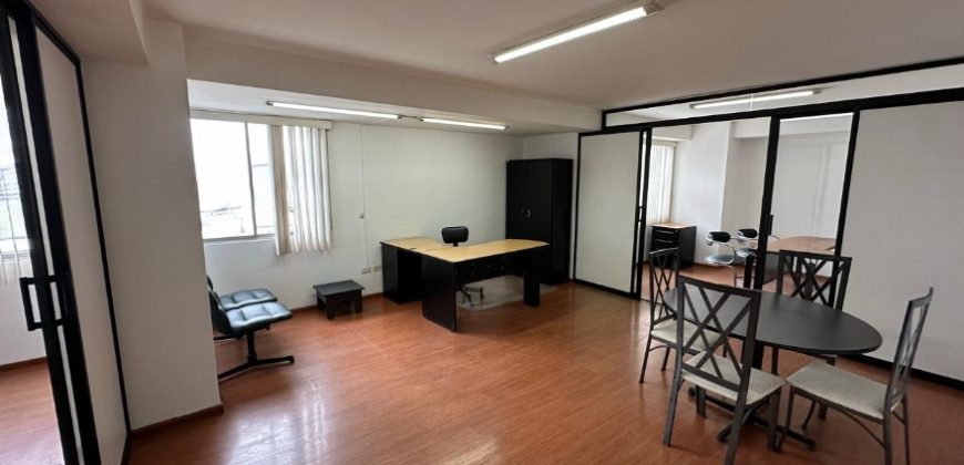 Rento Oficina, Amoblada, Parqueadero. Sector La Carolina