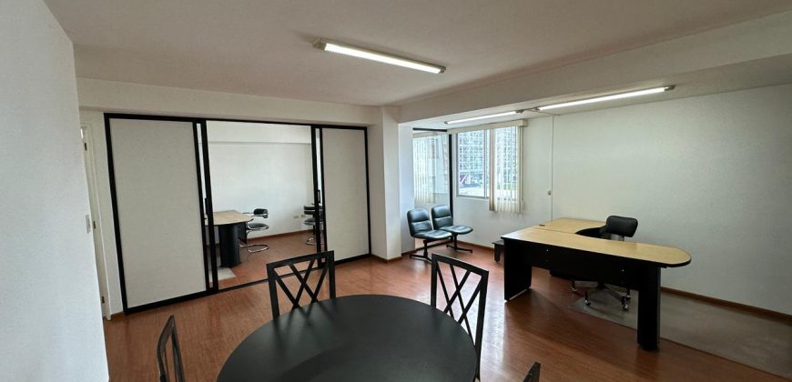 Rento Oficina, Amoblada, Parqueadero. Sector La Carolina