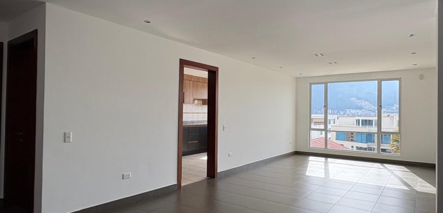 Vendo Departamento, Tres Dormitorios, Sala Tv, Parqueaderos, Bodega. Sector El Batán