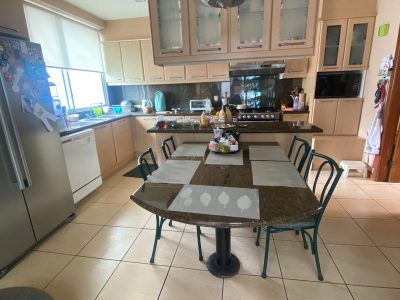 Rento Departamento, Amoblado, Cuatro Dormitorios, Parqueadero. Sector La Carolina