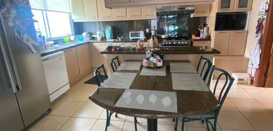 Rento Departamento, Amoblado, Cuatro Dormitorios, Parqueadero. Sector La Carolina