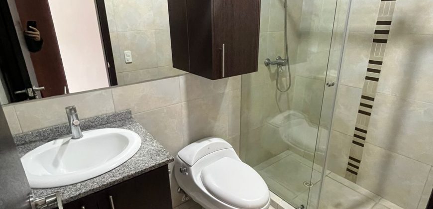 Rento Departamento, Dos Dormitorios, Sin Amoblar, Parqueadero, Bodega. Sector La Carolina