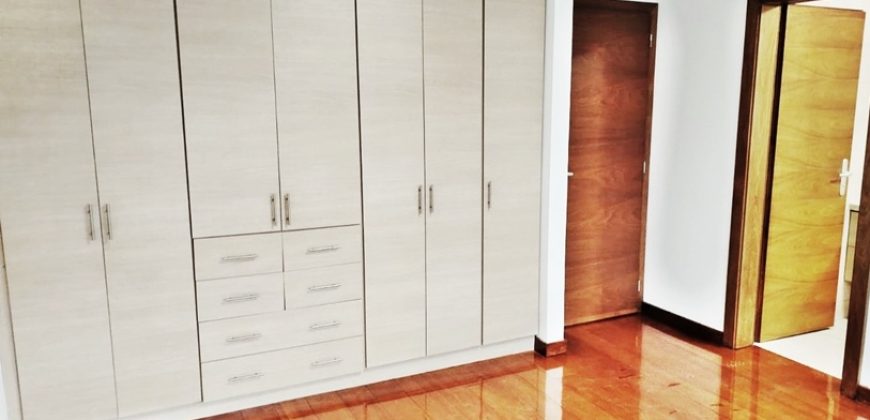 Vendo Departamento, Dos Dormitorios, Parqueadero, Bodega. Sector La Floresta