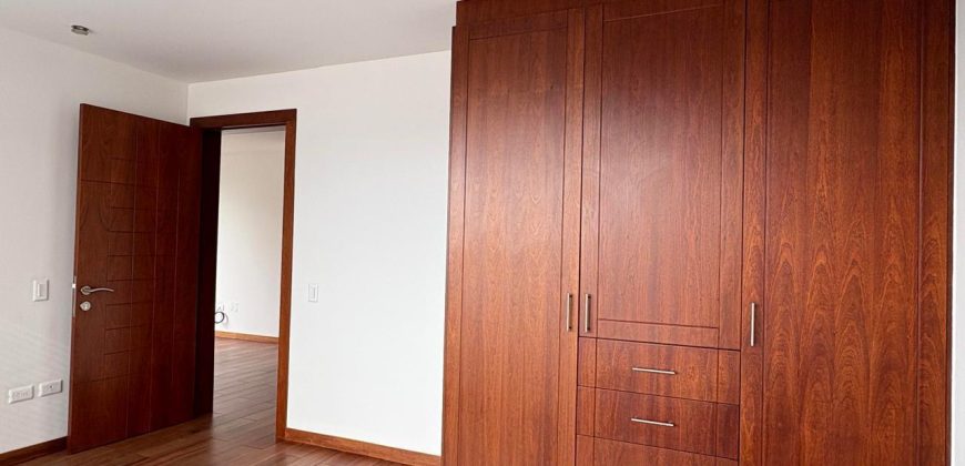 Vendo Departamento, Tres Dormitorios, Sala Tv, Parqueaderos, Bodega. Sector El Batán