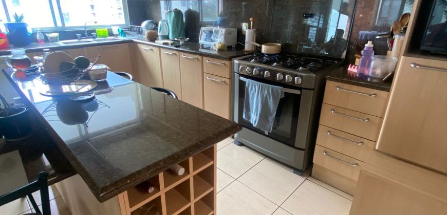 Rento Departamento, Amoblado, Cuatro Dormitorios, Parqueadero. Sector La Carolina