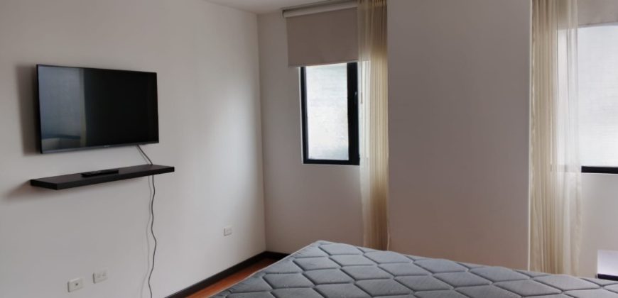 Rento/Vendo, Departamento, Dos Dormitorios, Amoblado, Parqueadero. Sector La Carolina