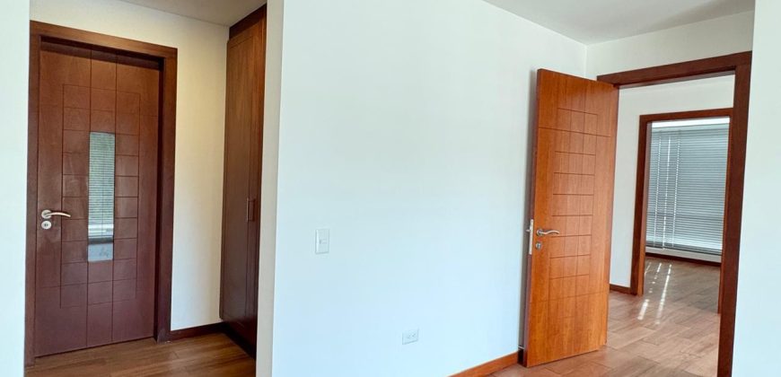 Vendo Departamento, Tres Dormitorios, Sala Tv, Parqueaderos, Bodega. Sector El Batán