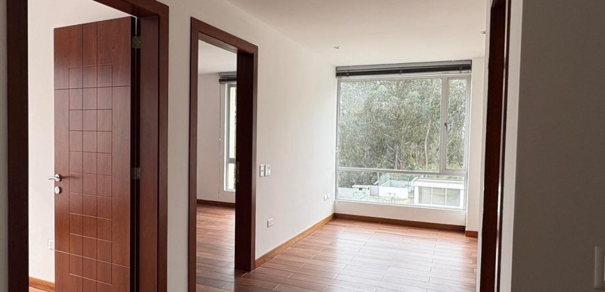 Vendo Departamento, Tres Dormitorios, Sala Tv, Parqueaderos, Bodega. Sector El Batán